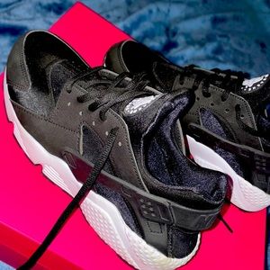 NWOT Womens B&W Nike Huarache Sneakers